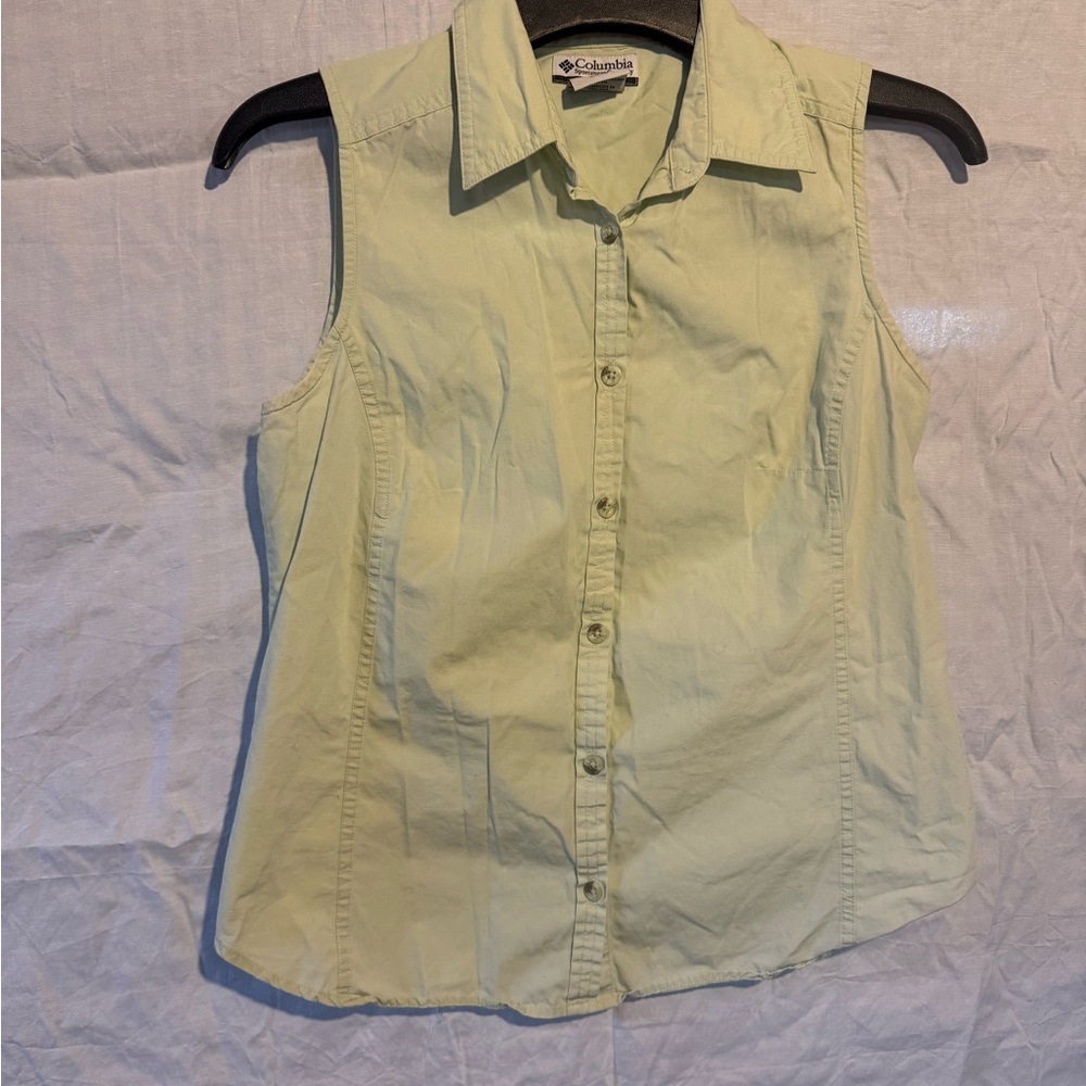 Columbia Sleeveless Button-Down Shirt in Pale Yellow